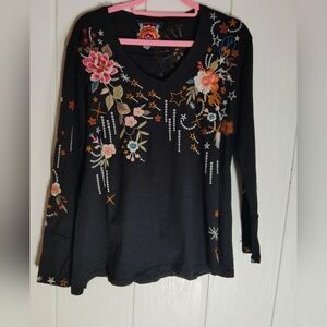 CLEAN & EUC!! JOHNNY WAS, Embroidered Floral, Celestial Top. Size XS